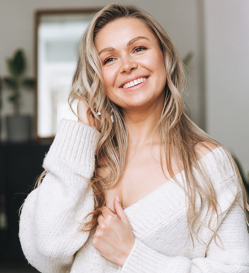 woman with wavy blonde hair